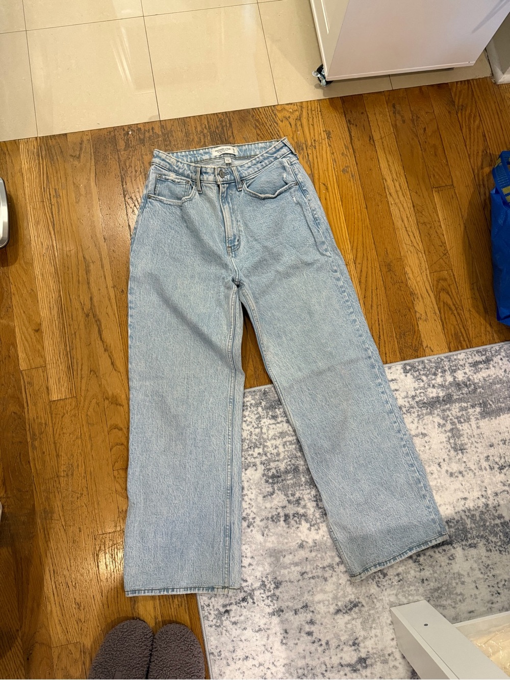 Abercrombie & Fitch The 90s Relaxed Jean in Light Blue